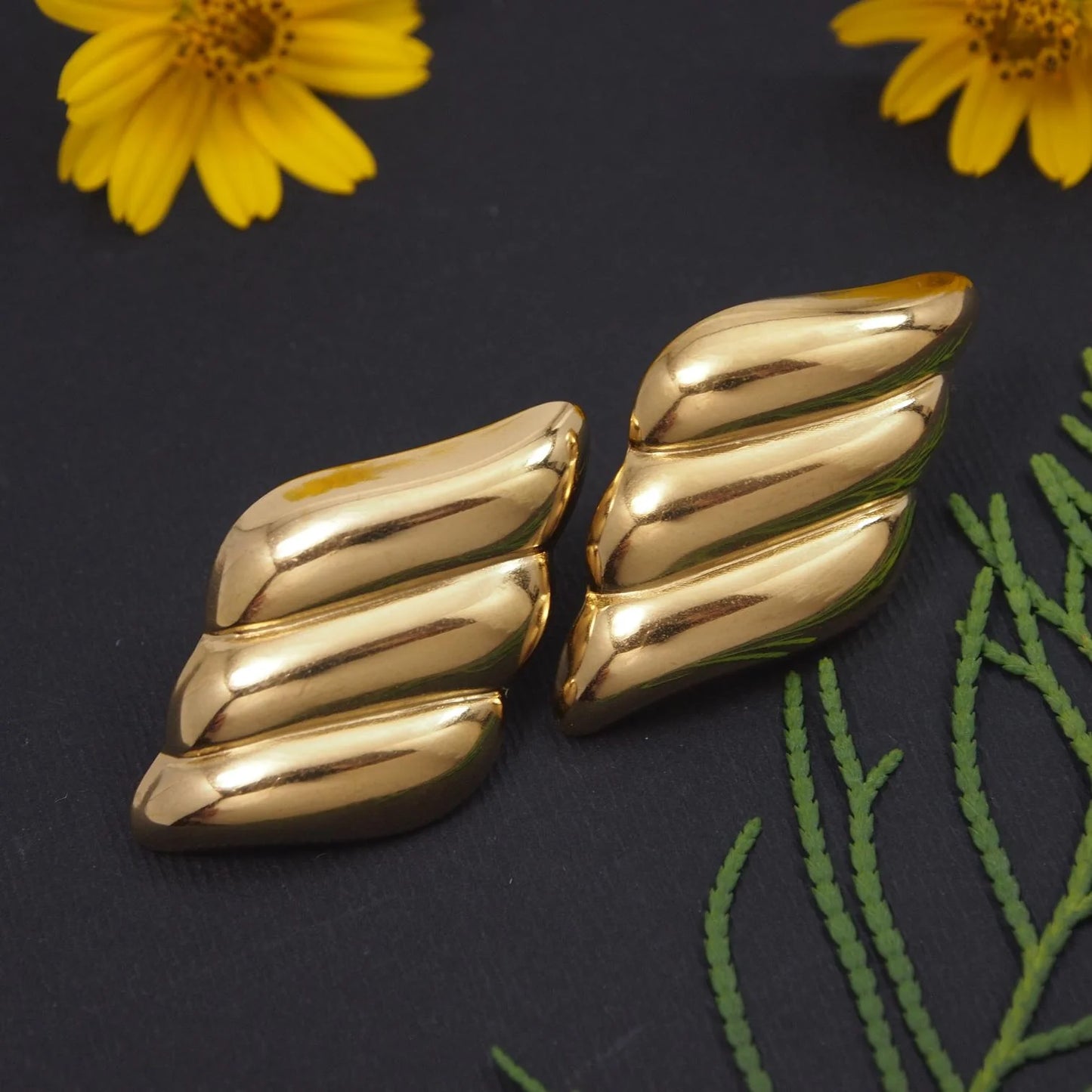 Golden Ripple Wing Studs