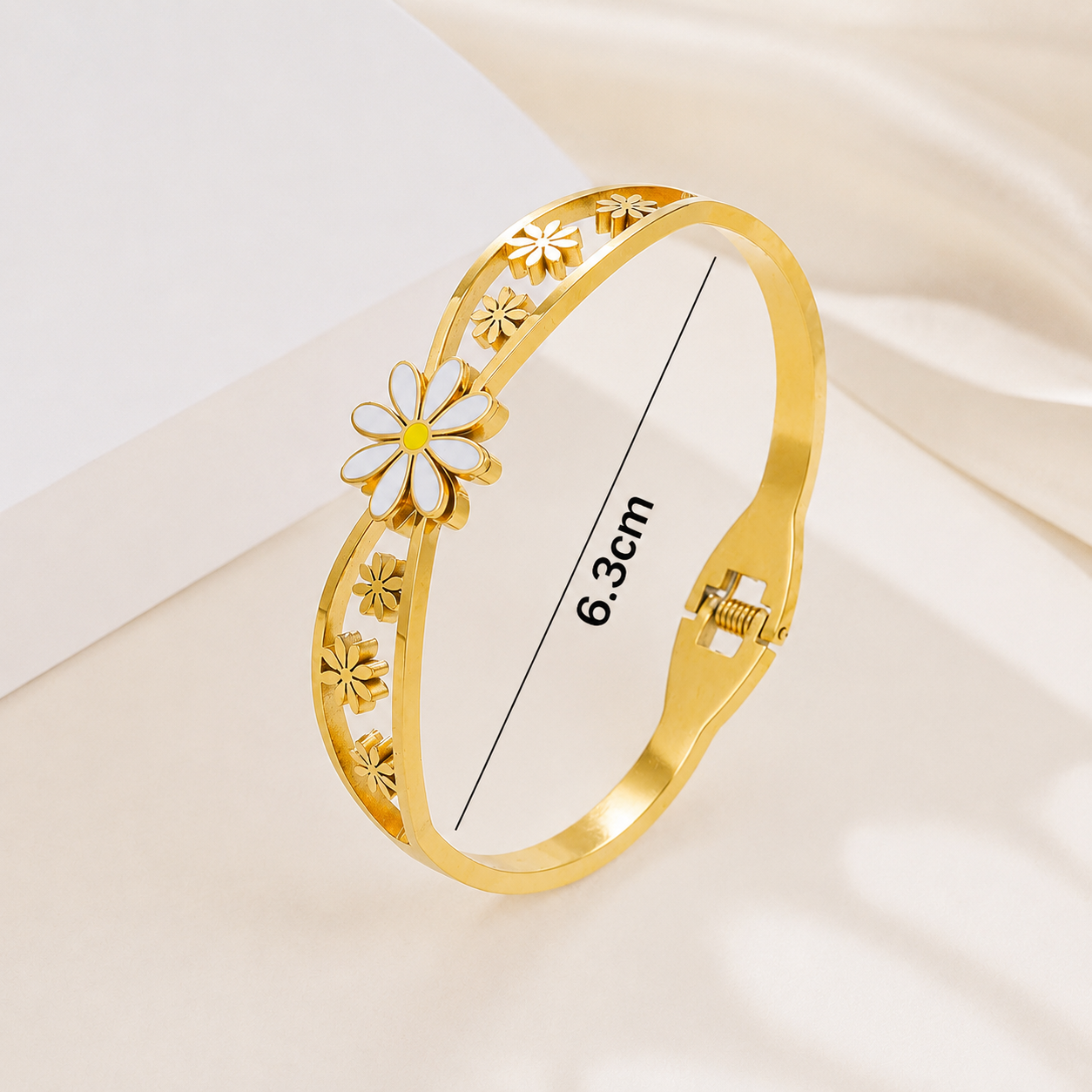 Solene Gold Daisy Bracelet
