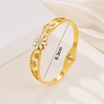 Solene Gold Daisy Bracelet