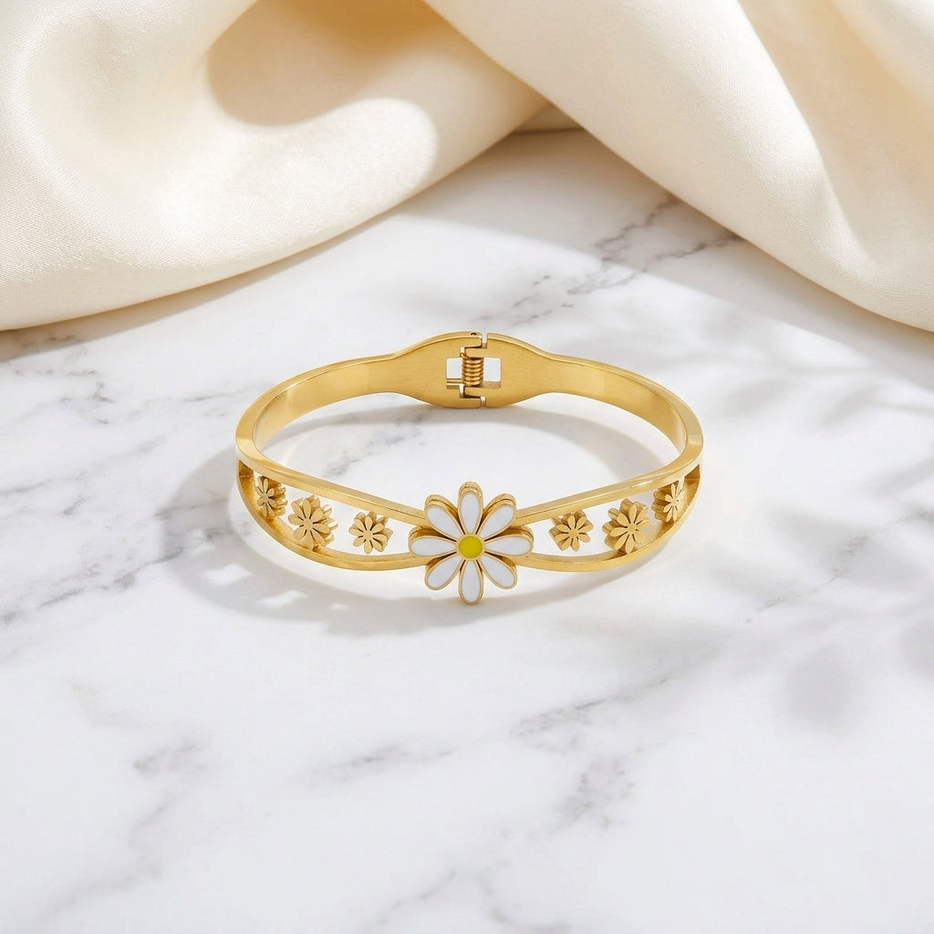 Solene Gold Daisy Bracelet