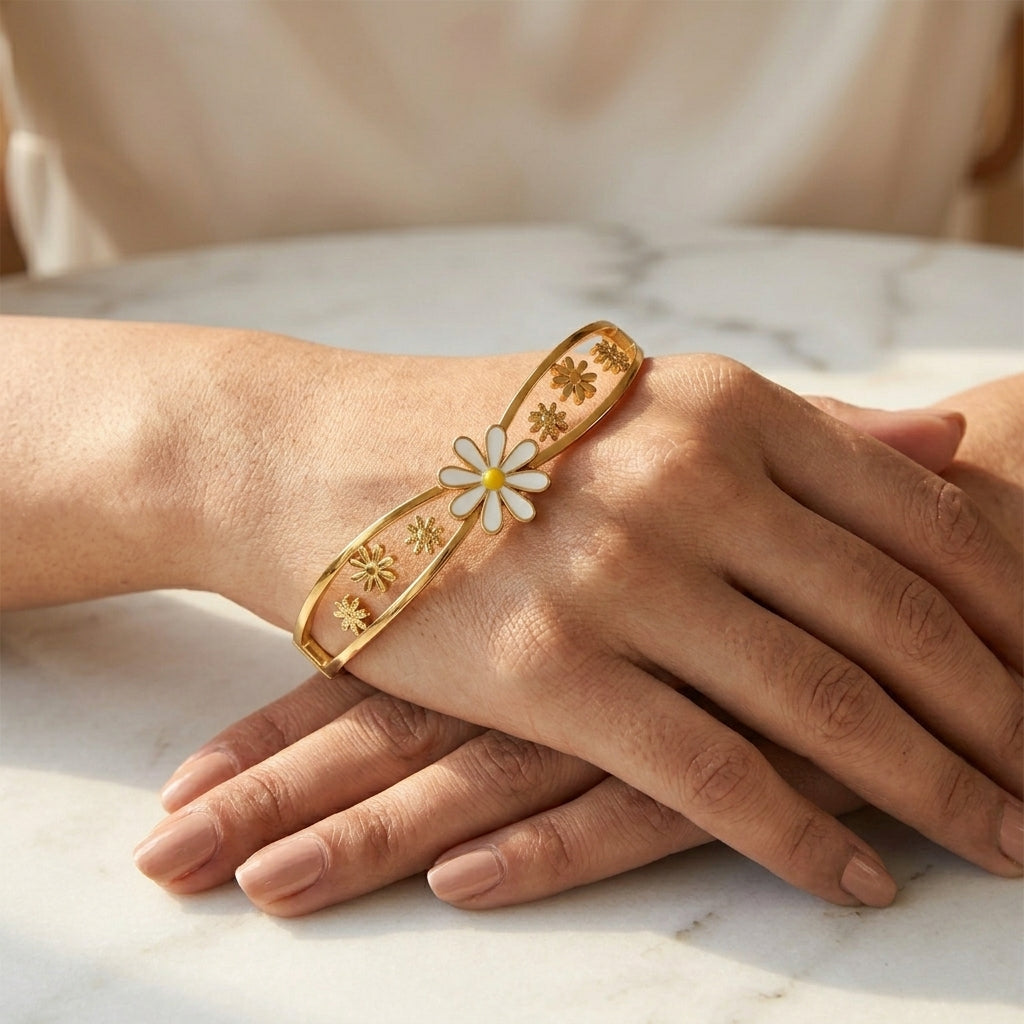 Solene Gold Daisy Bracelet